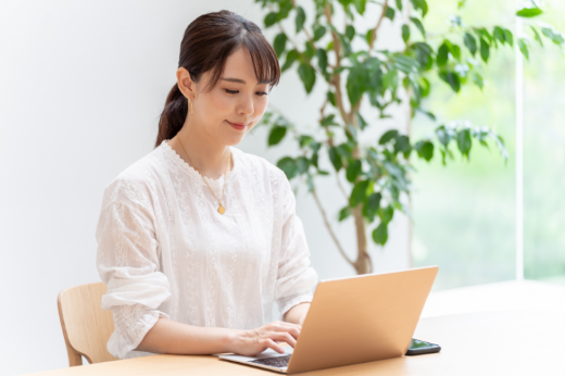 自動車保険インターネット更新手続きの、パソコンを使用してオンラインで手続きを行う様子