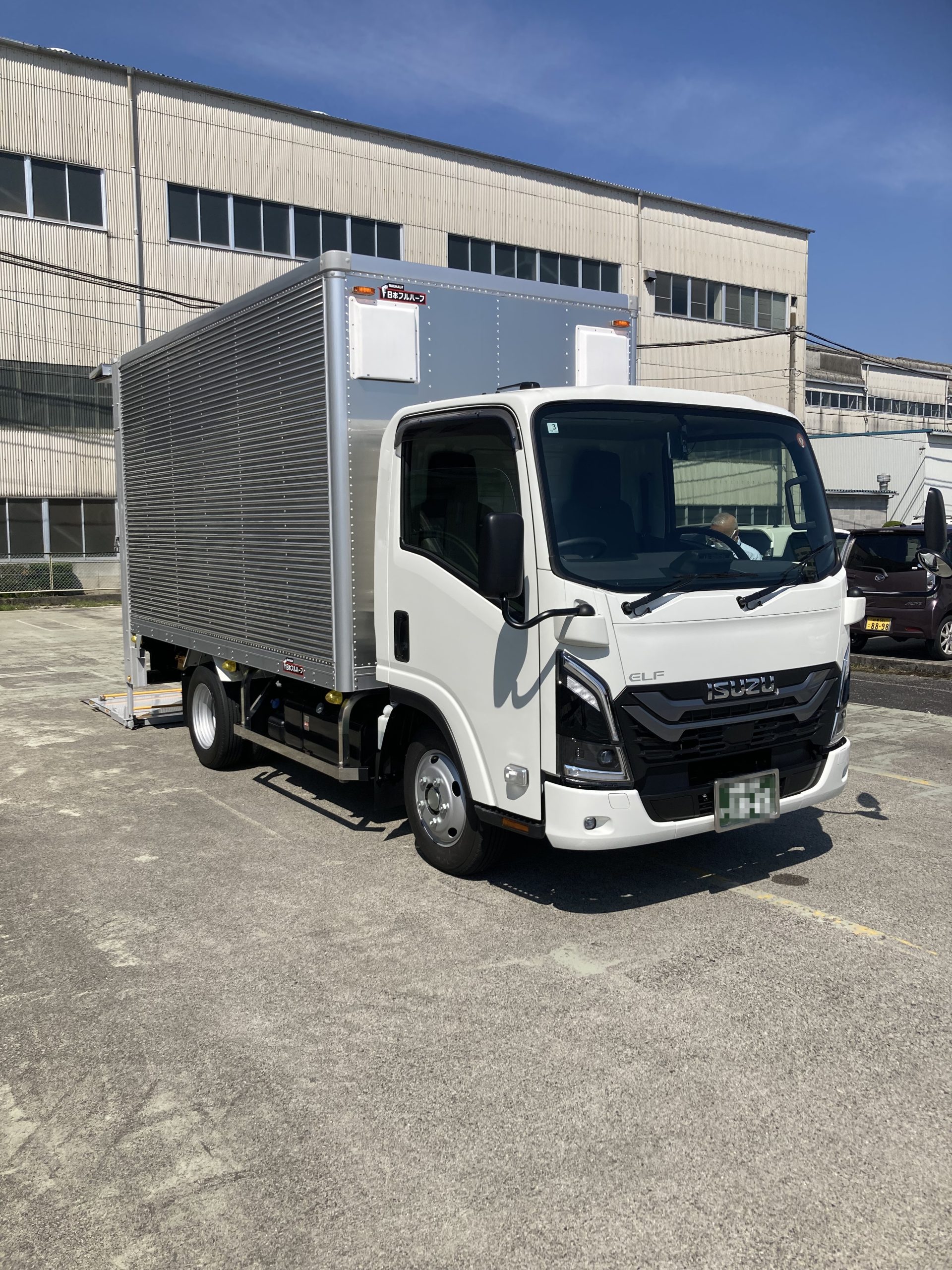 新車トラック 新規導入トラックの、ロジスティクス事業で使用する車両が納車された様子