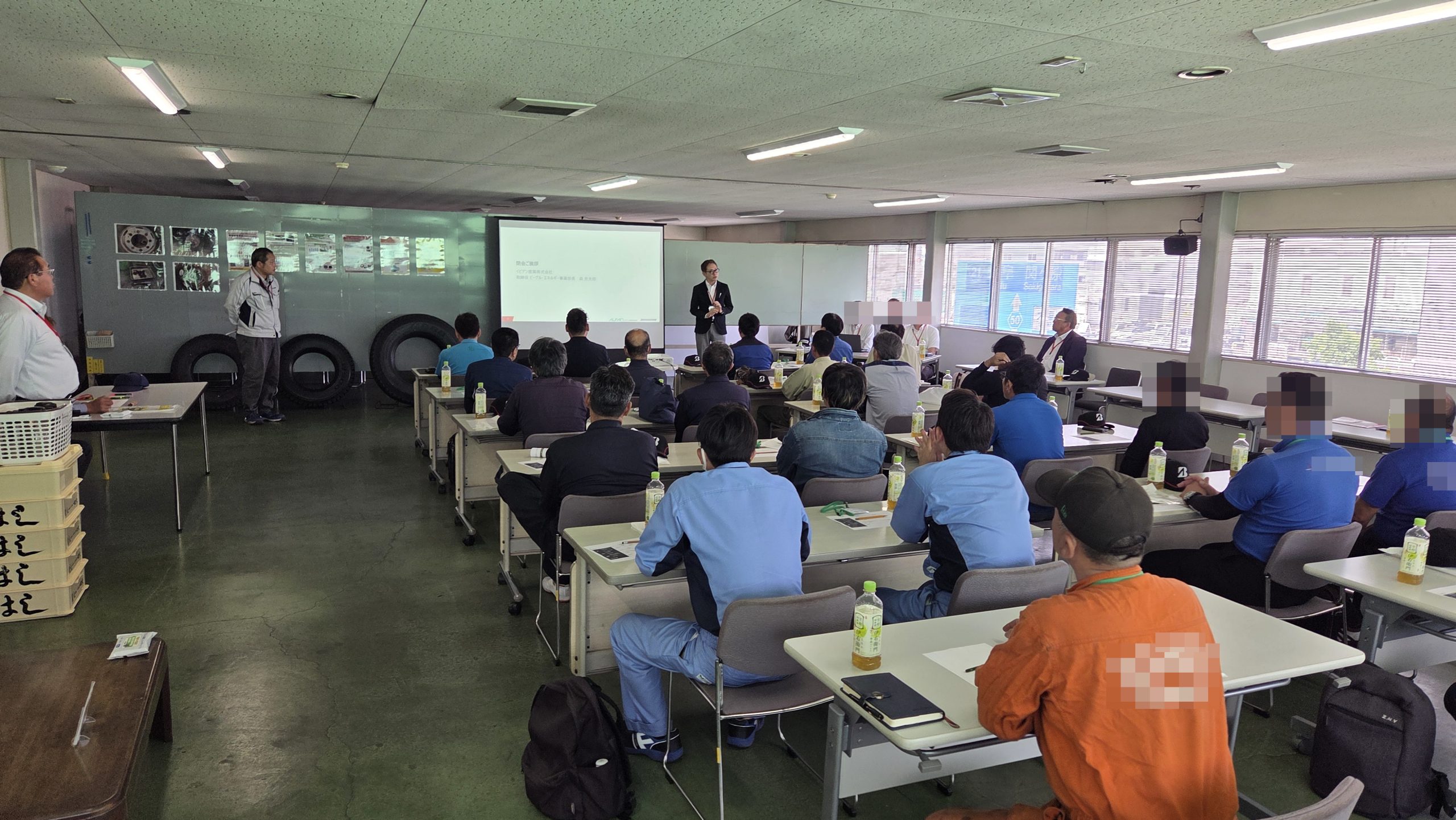 車輪脱落事故防止セミナーの、座学講習の様子(中曽根工場)
