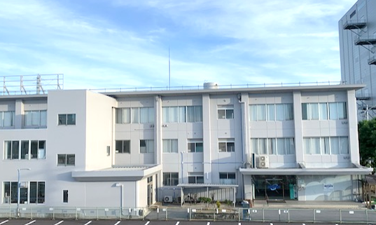 ライフサポート部保険チームの、河間事業場内に所在する事務所外観の様子